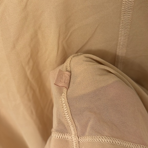 Lululemon Lightweight Mesh Reversible Yoga Tshirt in Prosecco - Picture 4 of 4